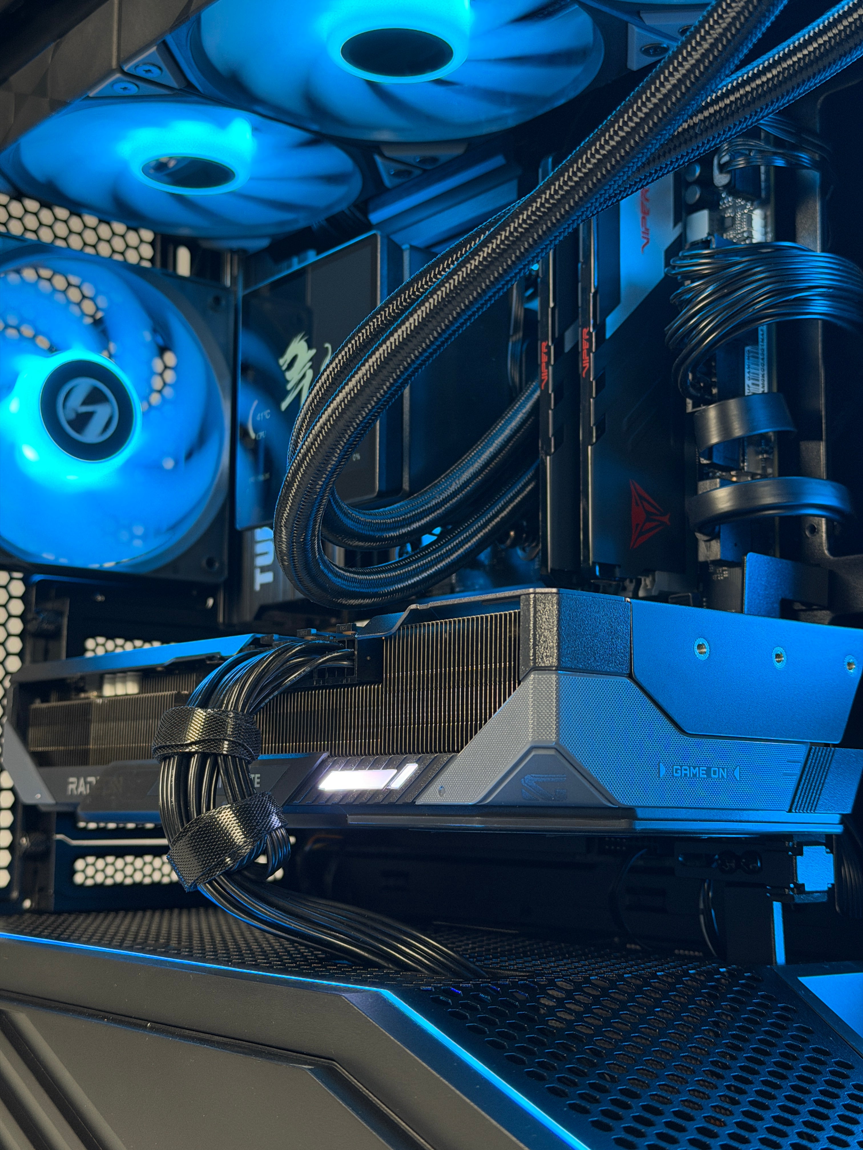 Vector Pro (9070 XT + 7800X3D + 32GB)
