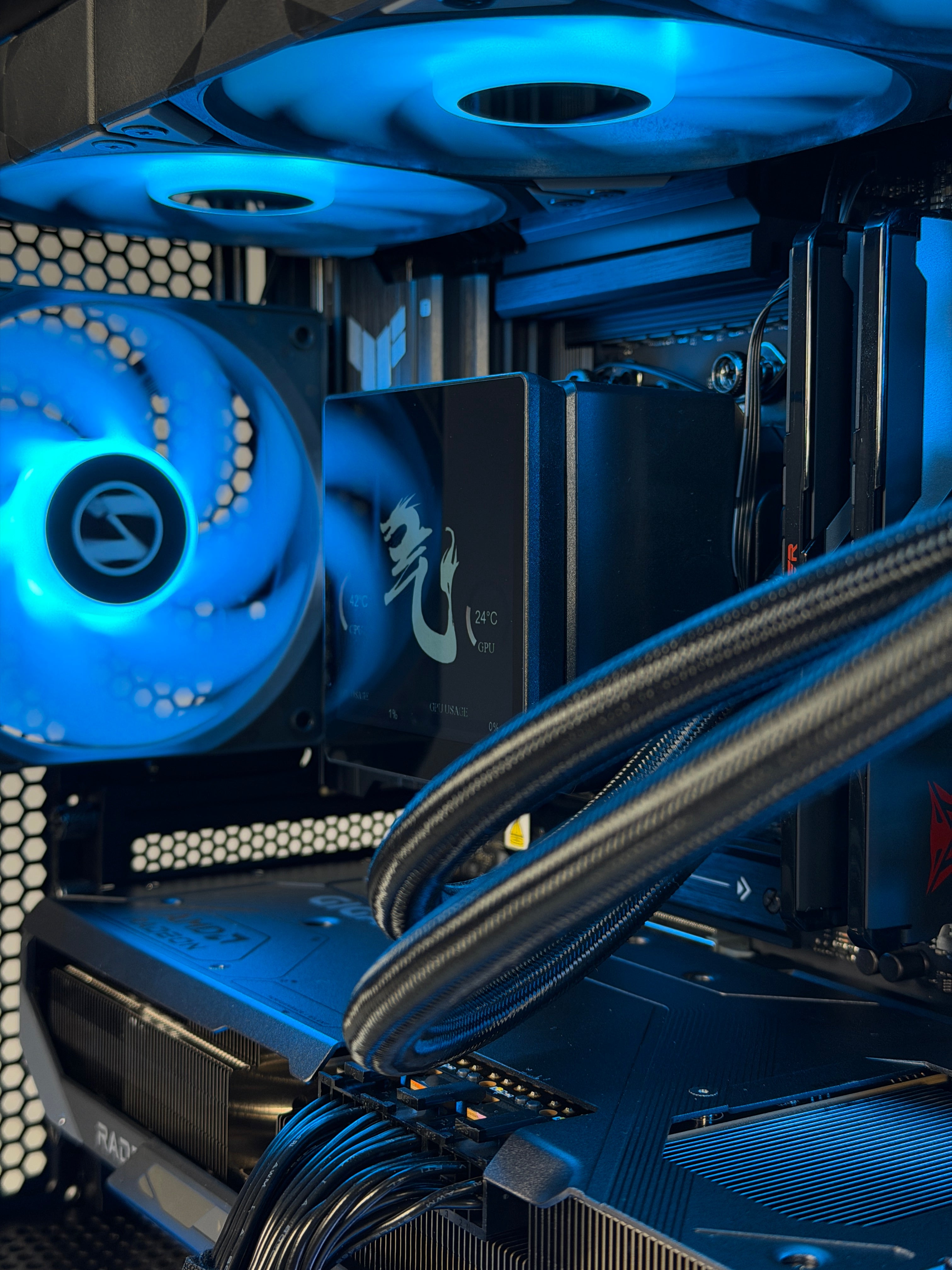 Vector Pro (9070 XT + 7800X3D + 32GB)