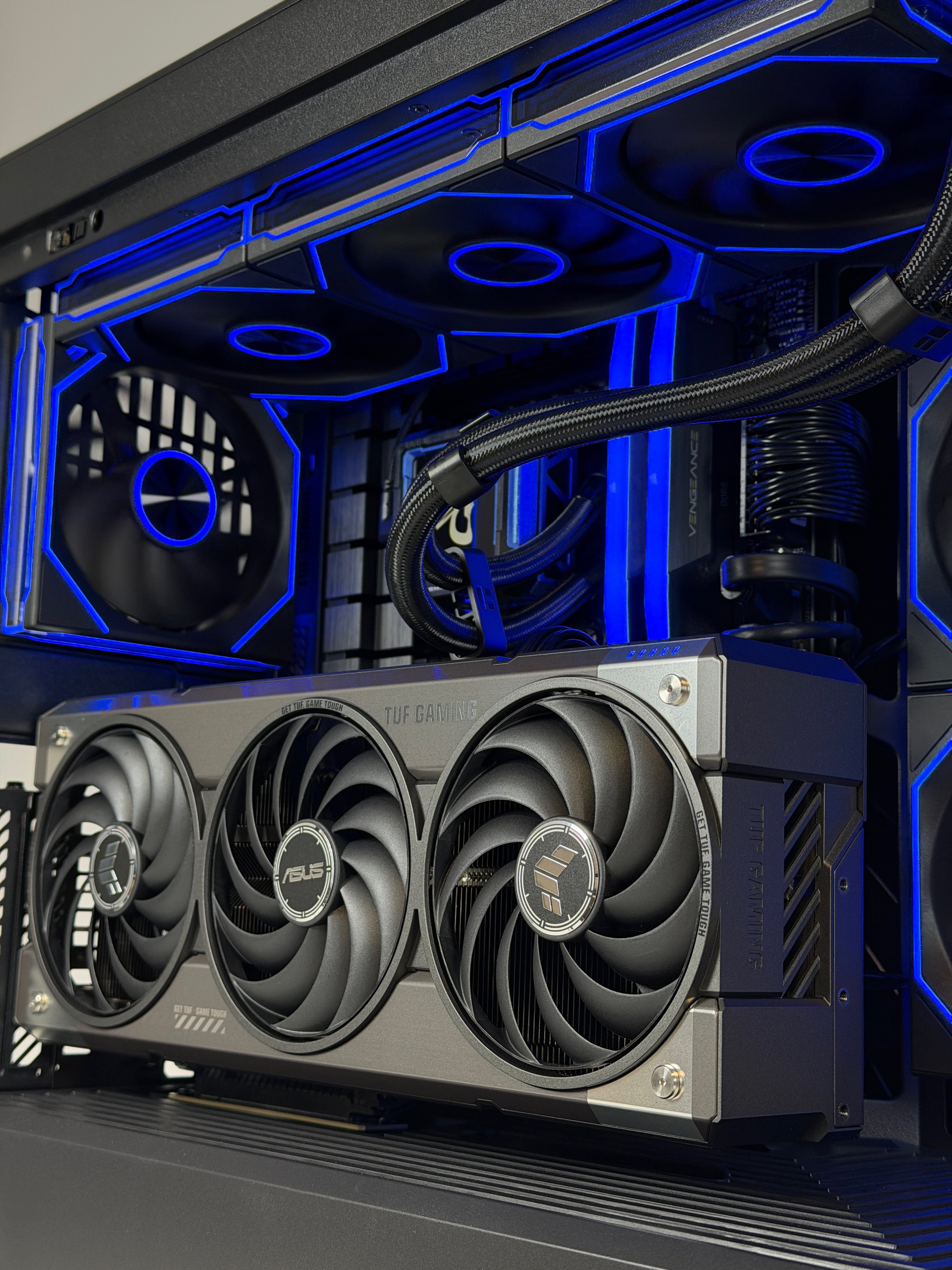 Y40 Pro (5070 + 7800X3D + 32GB) Gaming PC