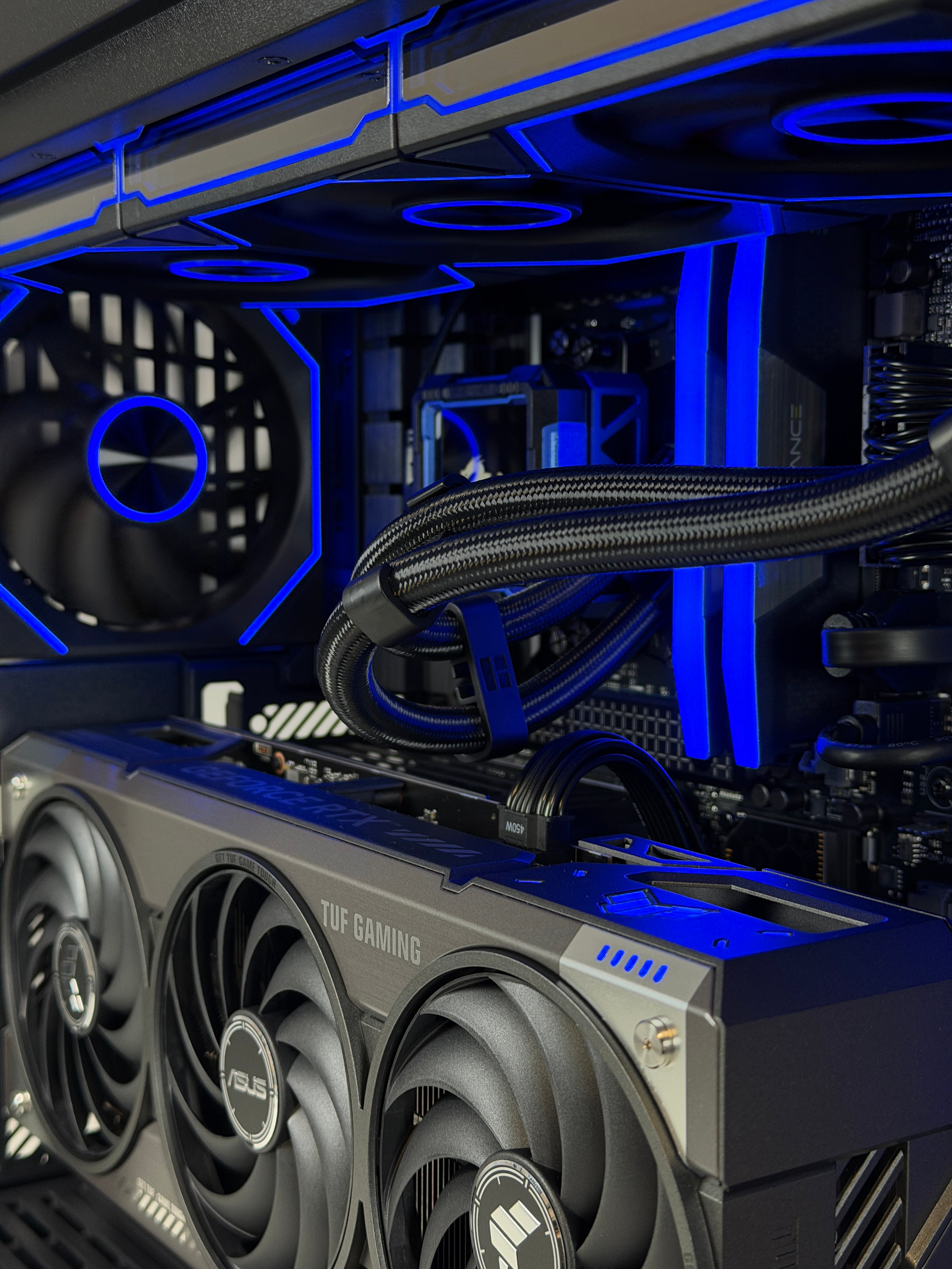 Y40 Pro (5070 + 7800X3D + 32GB) Gaming PC